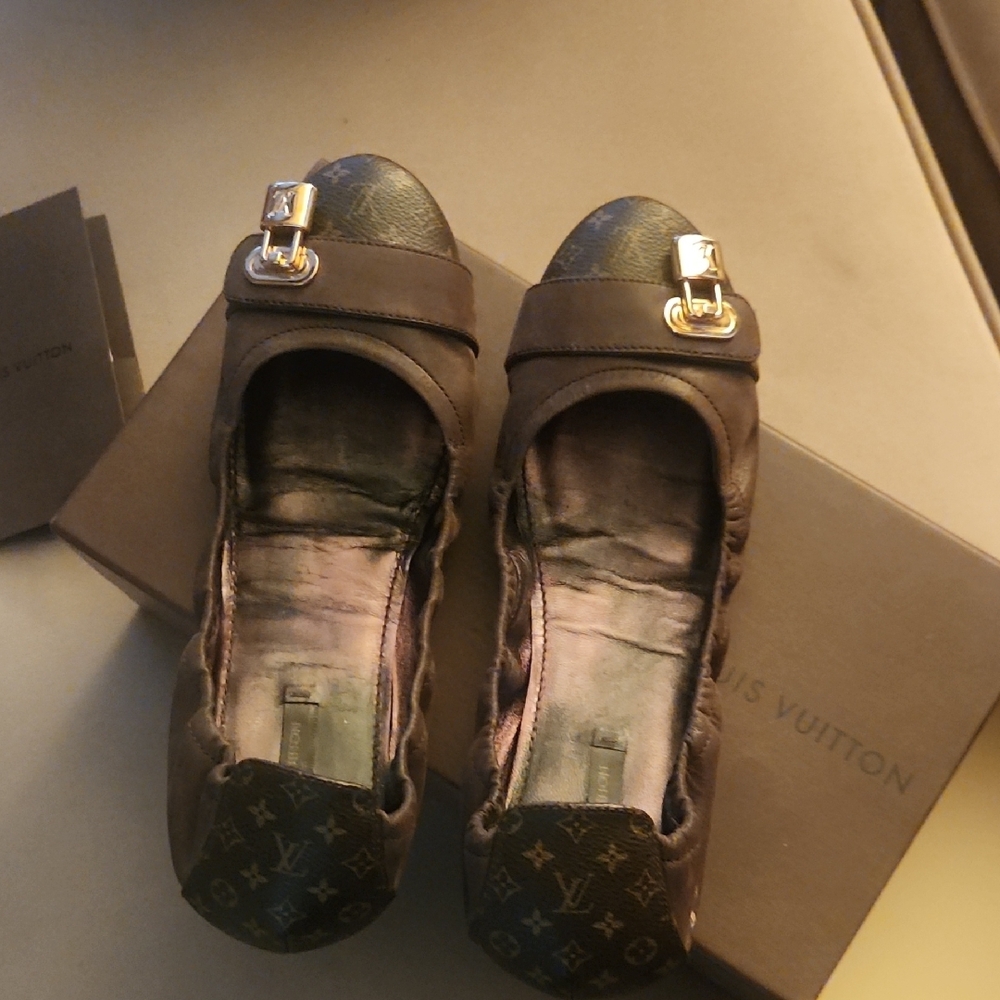 Louis Vuitton Black and Gold Women's Flats - Picture 2 of 8